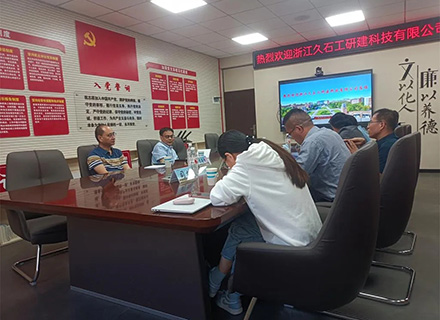 柔性石英砂貼片石發(fā)明人、浙江久石公司董事長(zhǎng)豐新華一行赴沈陽(yáng)工業(yè)大學(xué)開(kāi)展深化校企合作交流